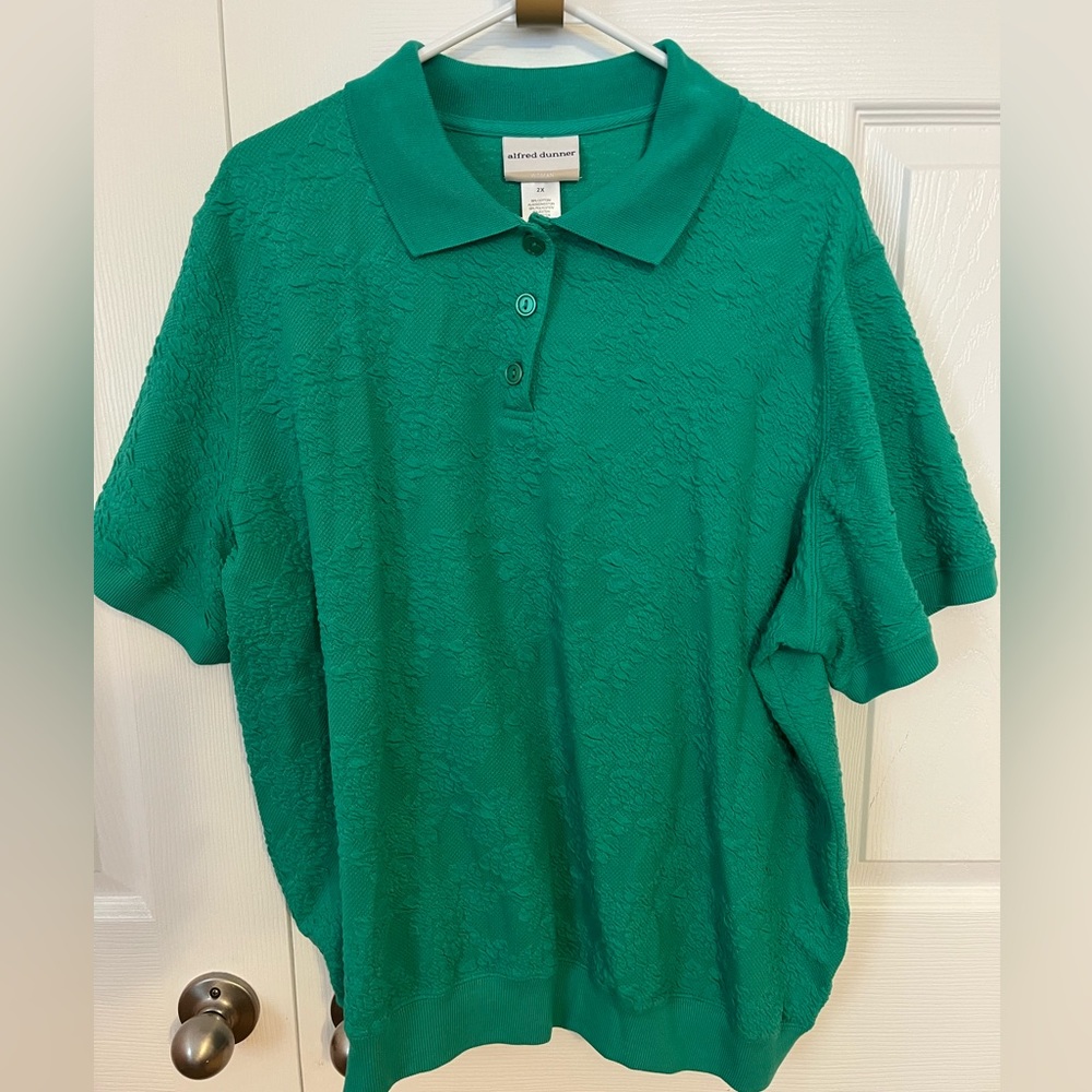 Plus size green polo shirt.